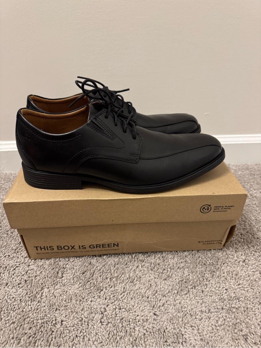 Clarks Men's Black Leather Lace-Up Oxfords